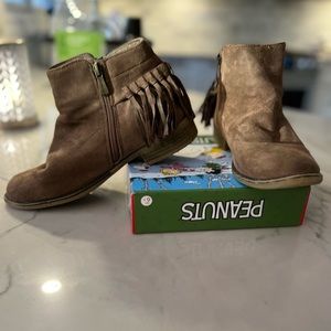 Bella Marie fringe suede tan ankle boots sz 8